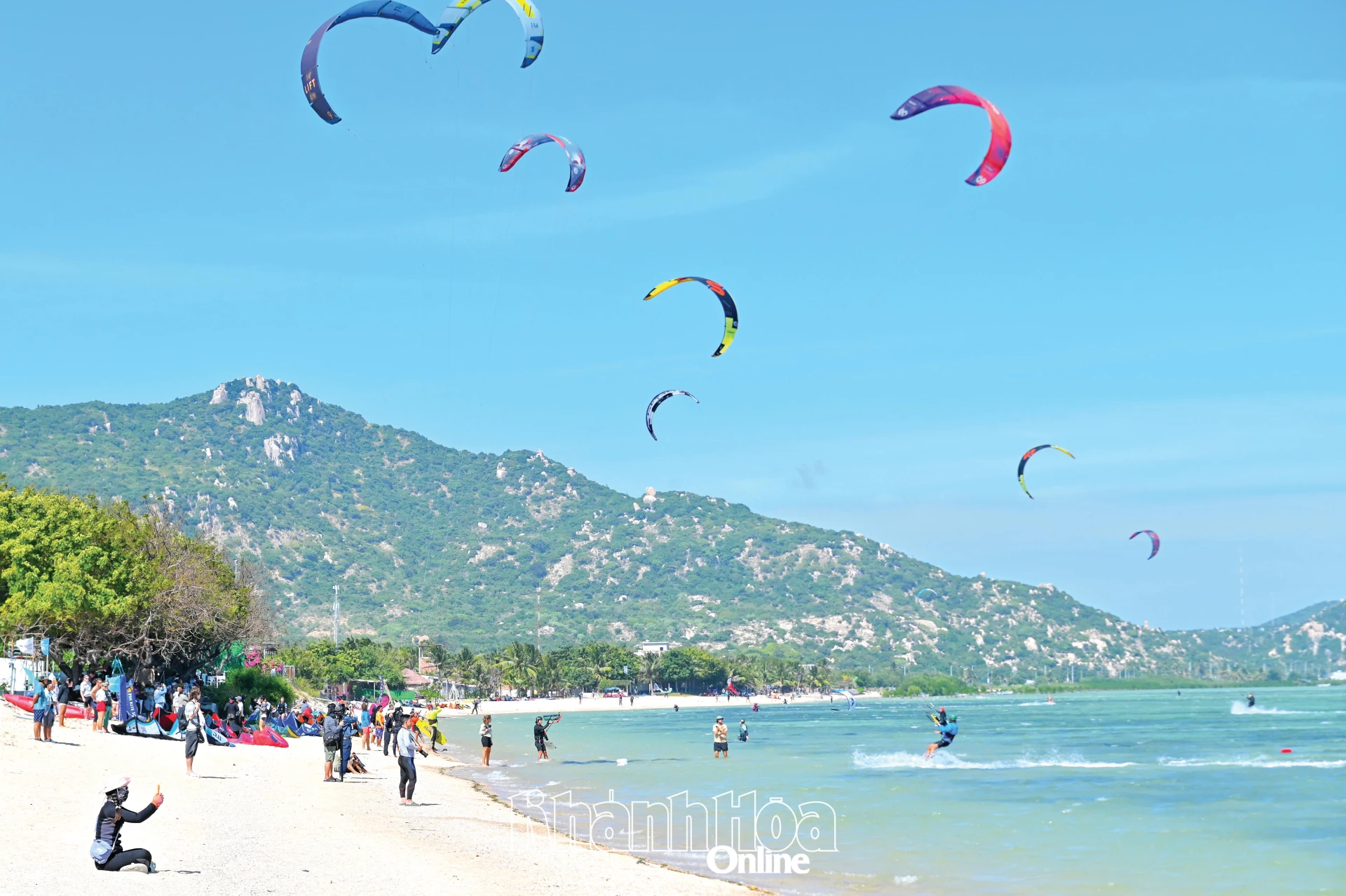 Quang cảnh tuyệt đẹp của bãi biển Mỹ Hòa trong ngày hội lướt ván diều quốc tế Mỹ Hòa - Khánh Hòa 2026.