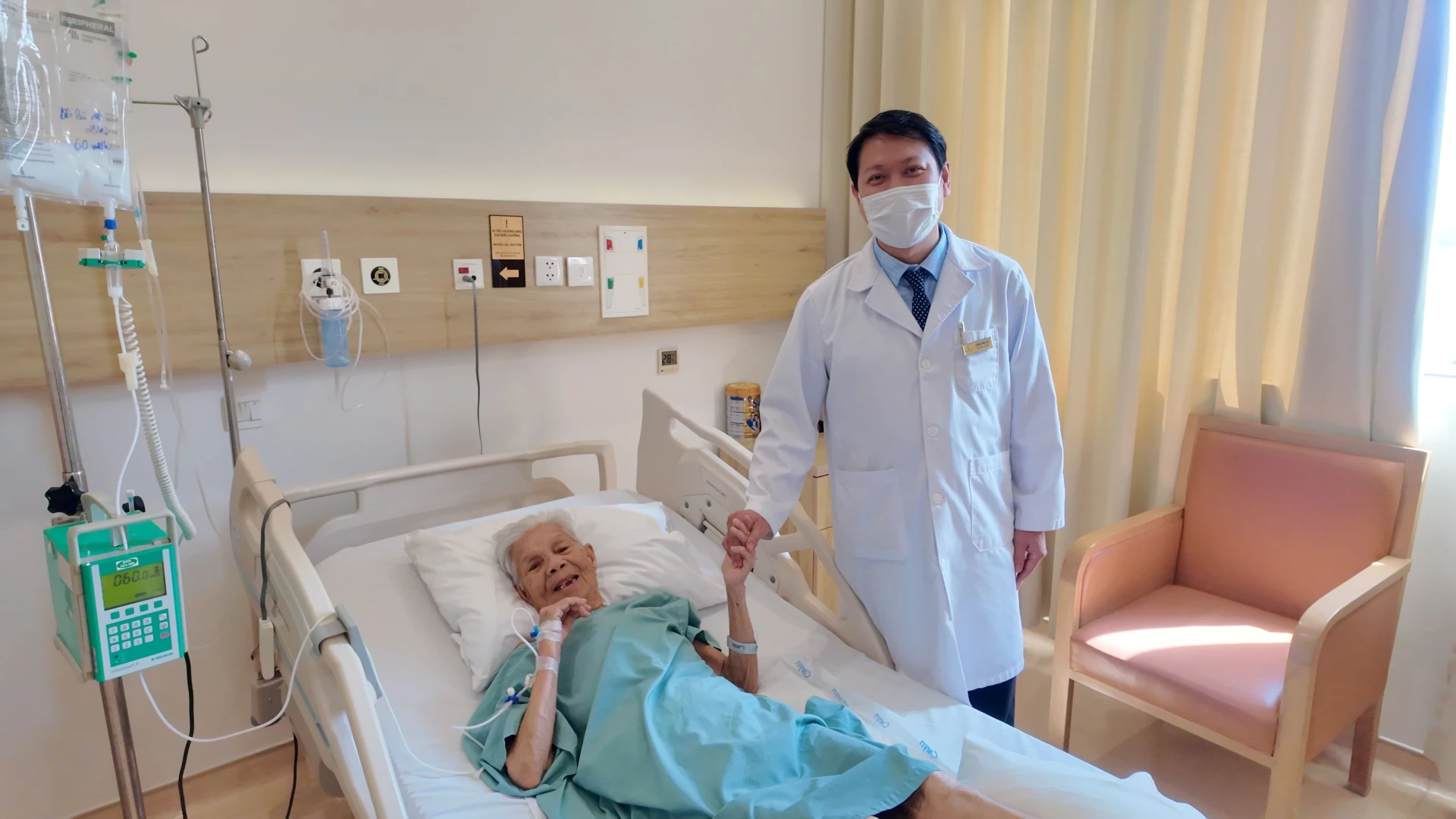 Bác sĩ Khôi kiểm tra sức khỏe cho cụ bà sau ca phẫu thuật.