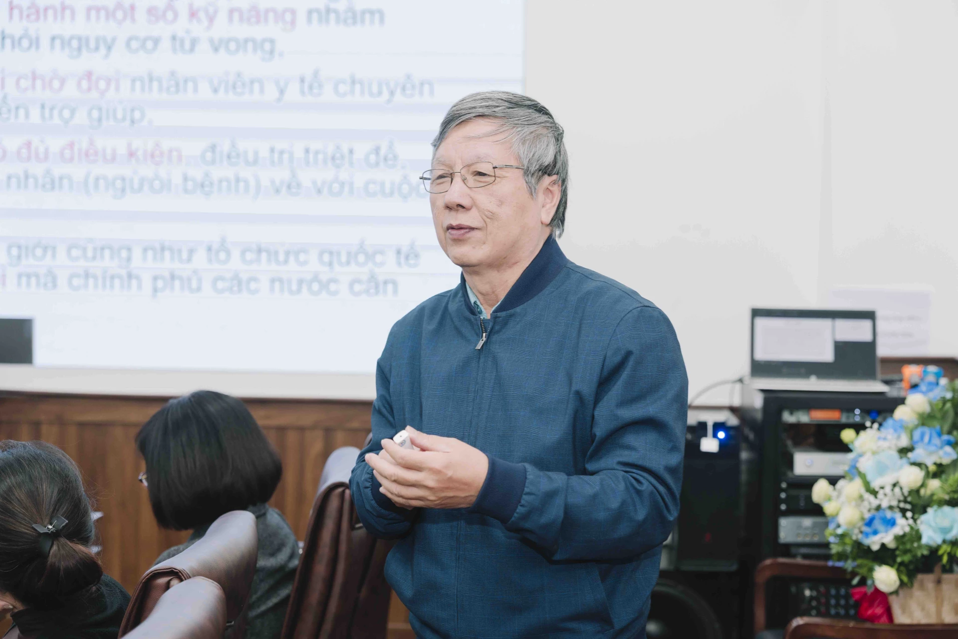 GS.TS.BS Nguyễn Gia Bình - Chủ tịch Hội Hồi sức Cấp cứu và Chống độc Việt Nam - tham gia giảng dạy.