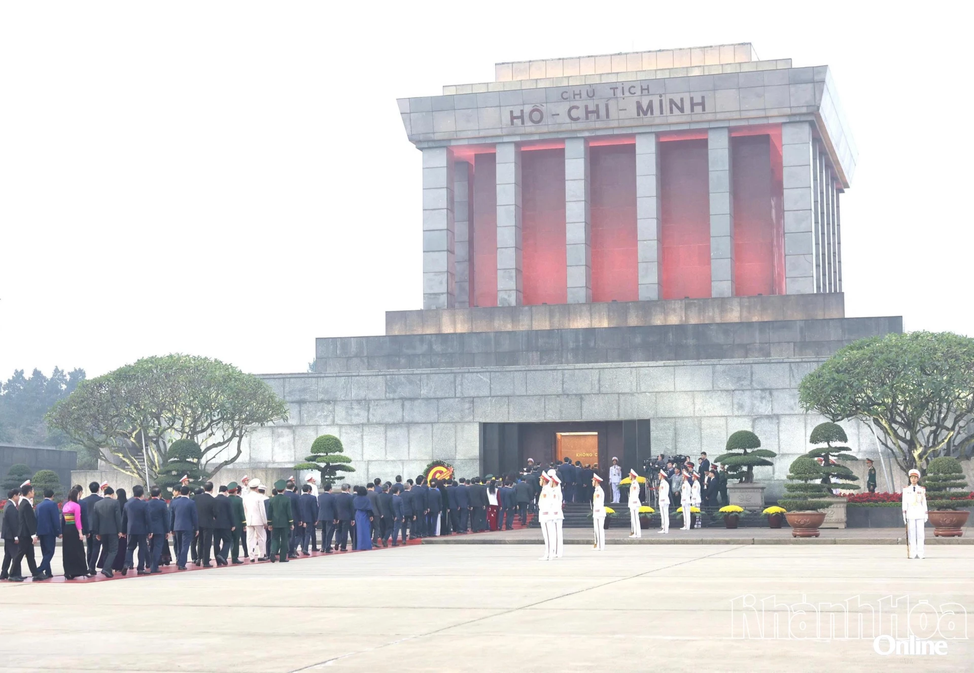 Đoàn đại biểu dự Đại hội XIV của Đảng vào Lăng viếng Chủ tịch Hồ Chí Minh.