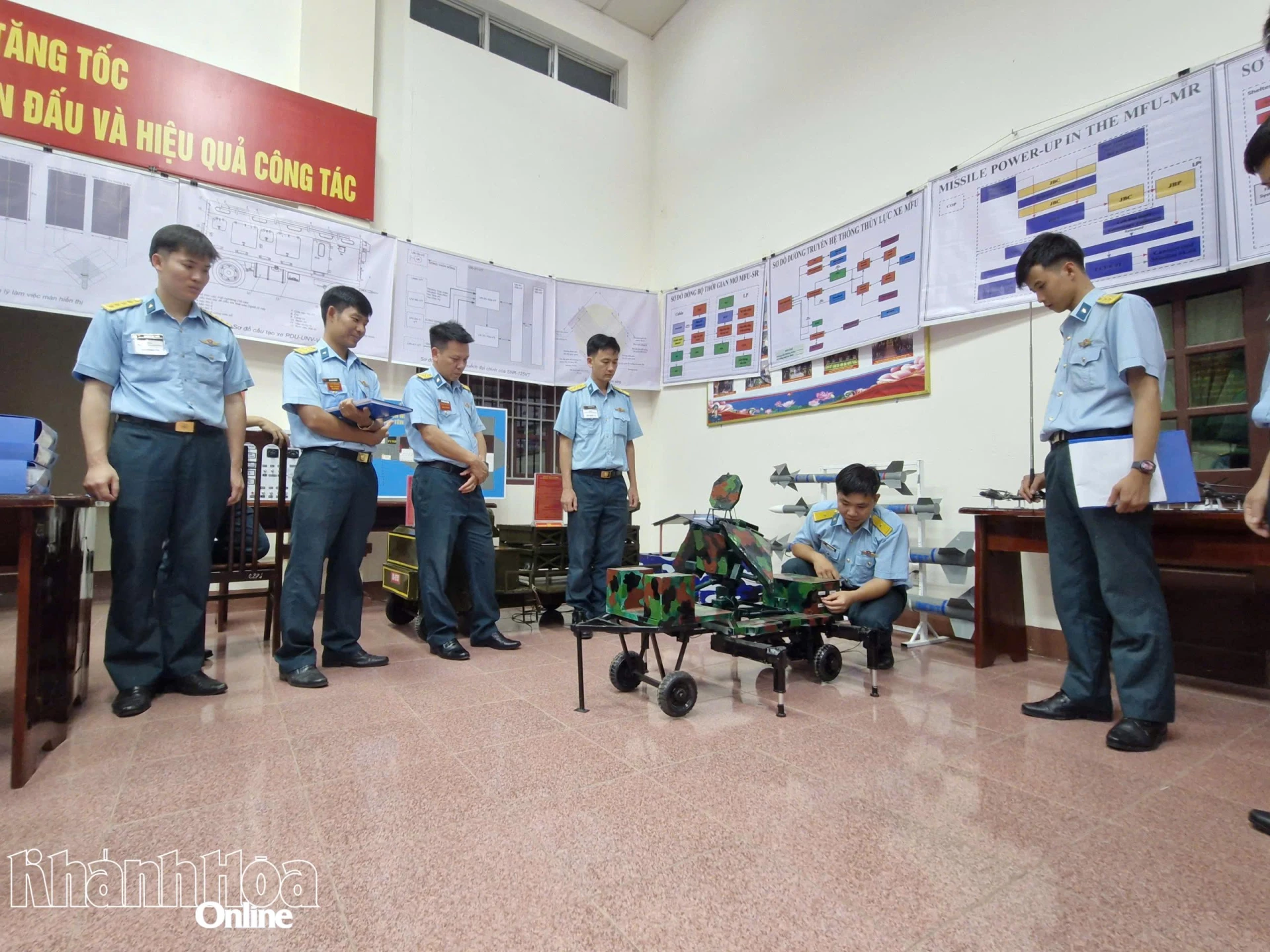 Ban tổ chức chấm mô hình học cụ của các đơn vị.