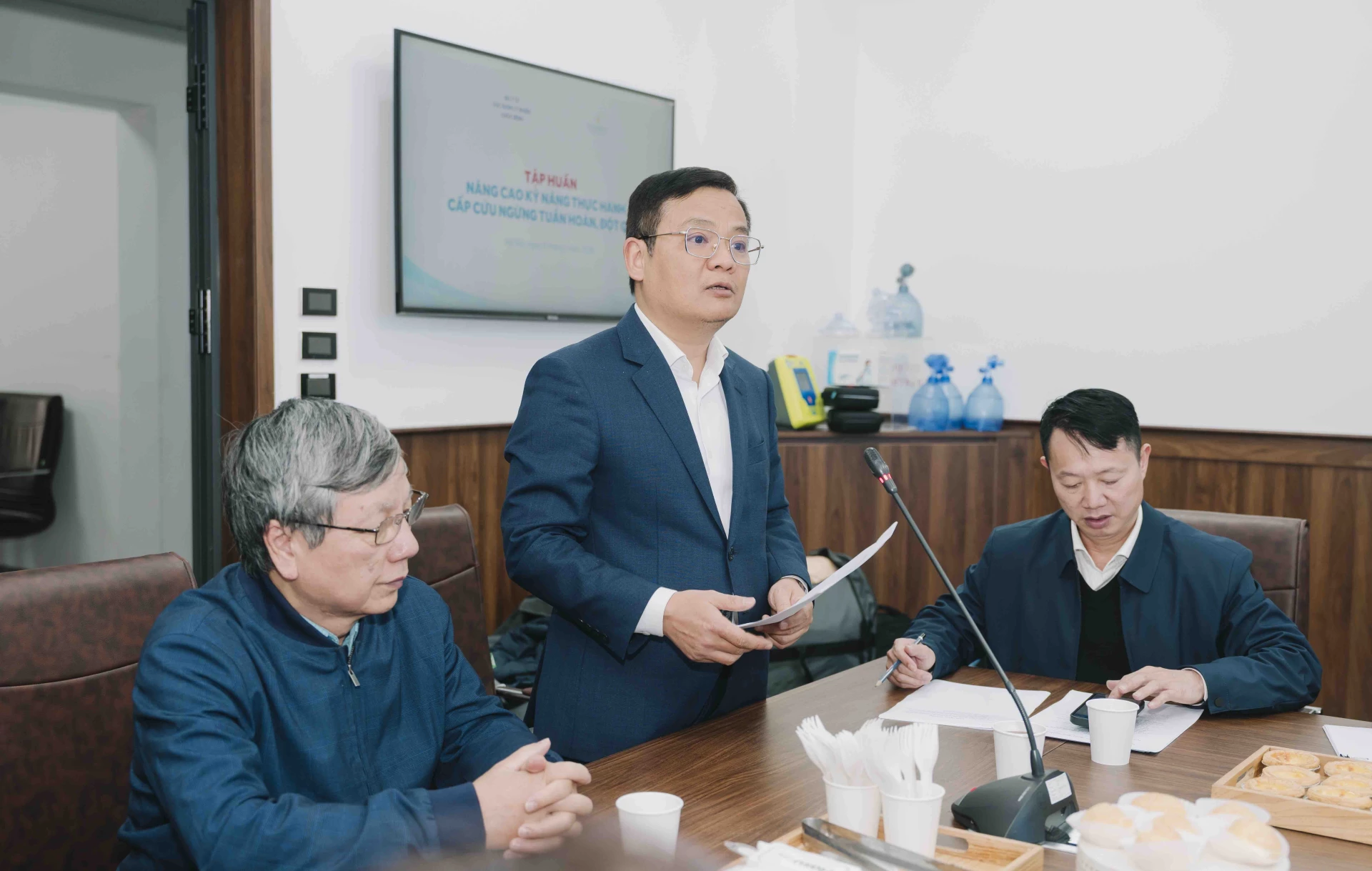 Ảnh 3: TS.BS Vương Anh Dương - Phó Cục Trưởng Cục Quản lý Khám chữa bệnh - phát biểu.