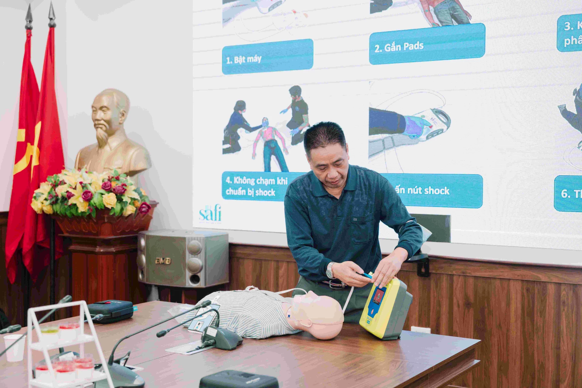 Giảng viên tham gia giảng dạy.