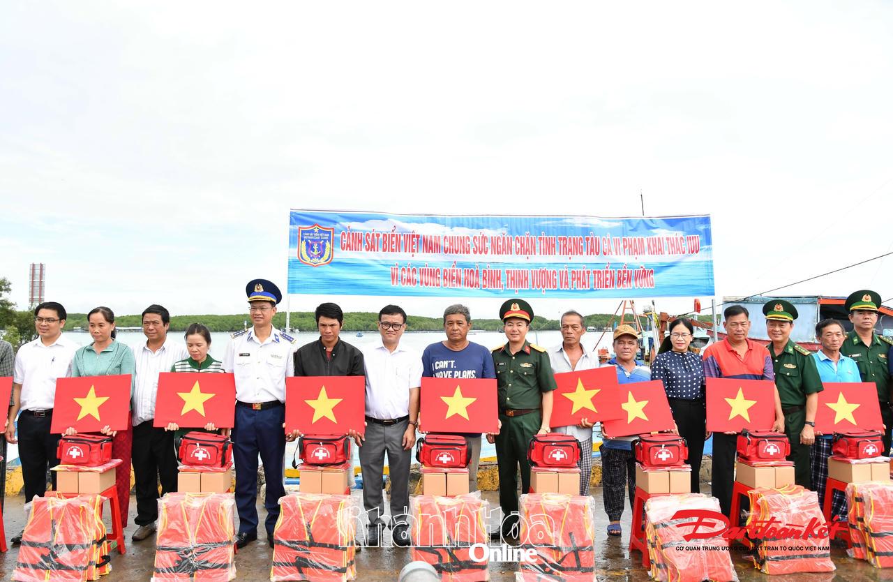 Bộ Tư lệnh Vùng Cảnh sát biển 3 tặng cờ Tổ quốc và quà cho ngư dân xã Cần Giờ (TP. Hồ Chí Minh).