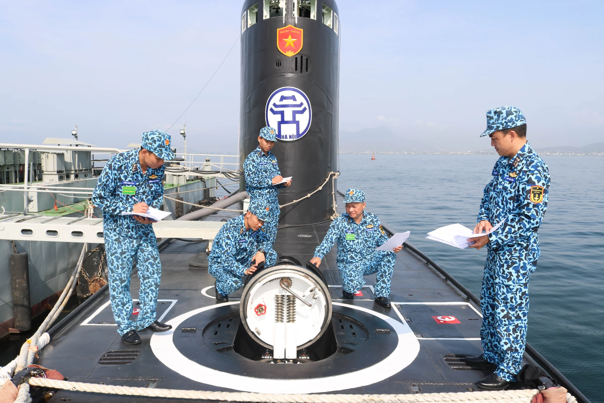 Cán bộ, chiến sĩ lữ đoàn tham gia hội thi khoang tàu ngầm chính quy, mẫu mực.