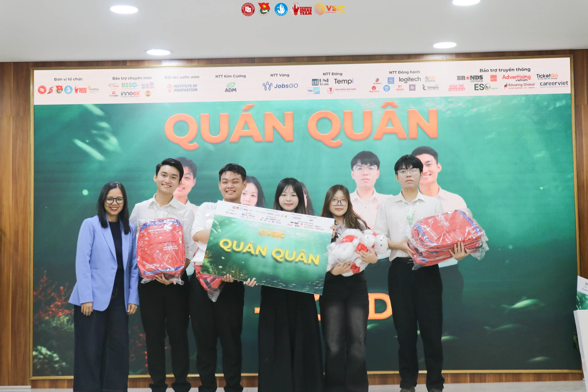 Nhóm sinh viên UEH - tác giả của dự án 4D-BONDE đã xuất sắc đạt giải Á quân cuộc thi “Startup Program 2025” do Câu lạc bộ Nhà doanh nghiệp tương lai Trường Đại học Ngoại Thương (TEC-FTU) tổ chức và giành Quán quân toàn quốc cuộc thi Thử thách sáng tạo xã hội Việt Nam - VSIC 2025.