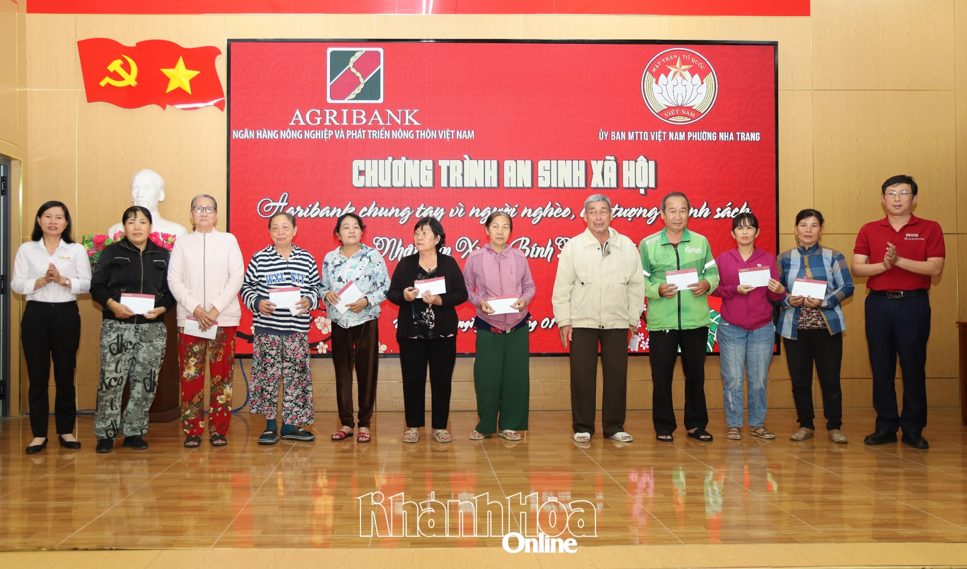 Các hộ dân nhận quà Tết.