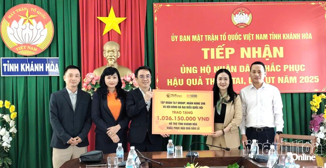 Bà Nguyễn Quỳnh Nga tiếp nhận bảng tượng trưng  hỗ trợ từ các đơn vị