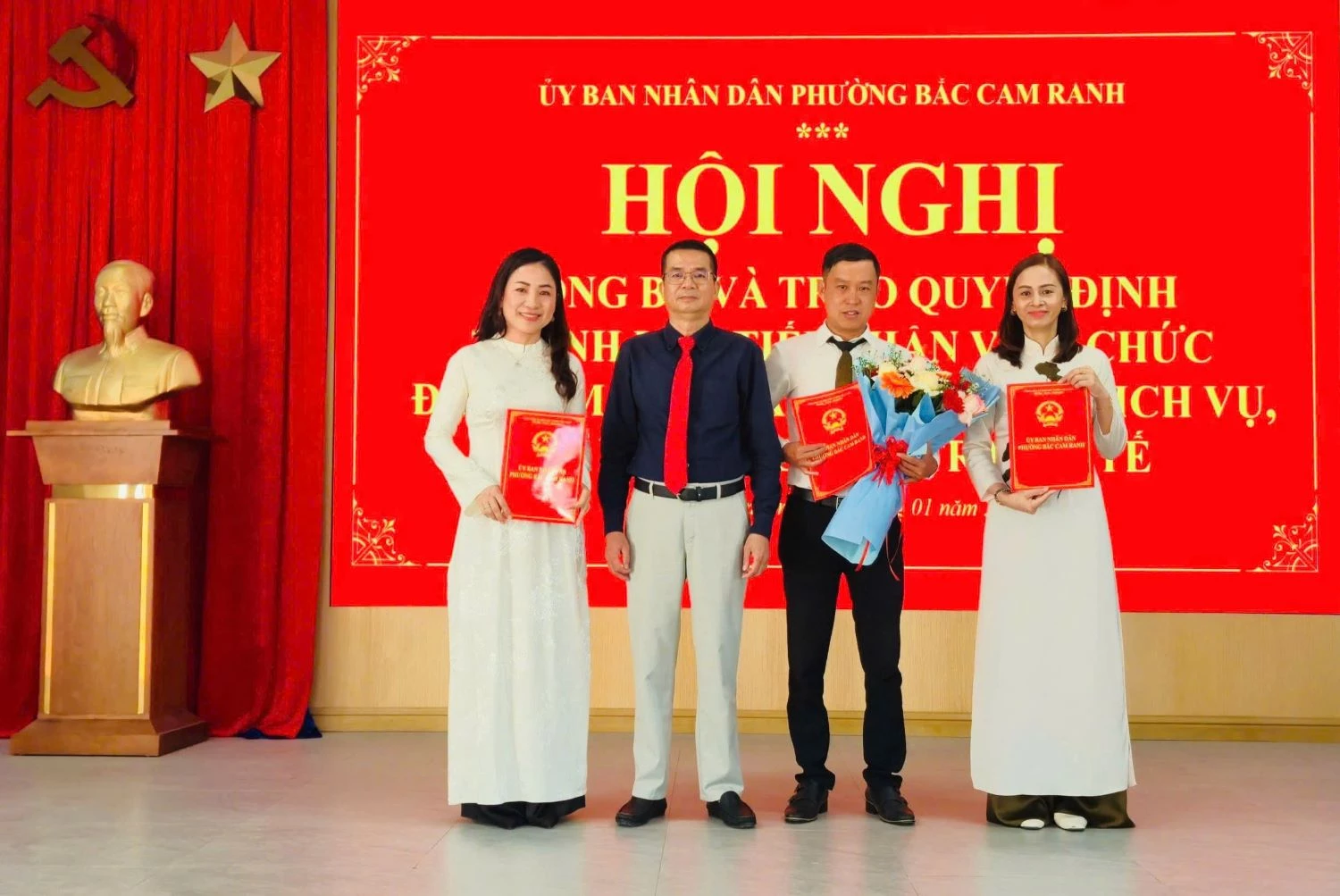 Lãnh đạo phường Bắc Cam Ranh trao quyết định và tặng hoa cho Trung tâm Dịch vụ, sự nghiệp công phường.