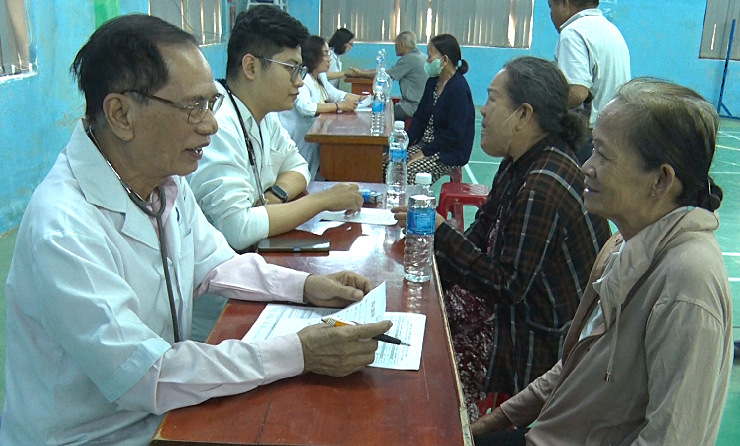 Bác sĩ thăm khám sức khỏe cho người dân.