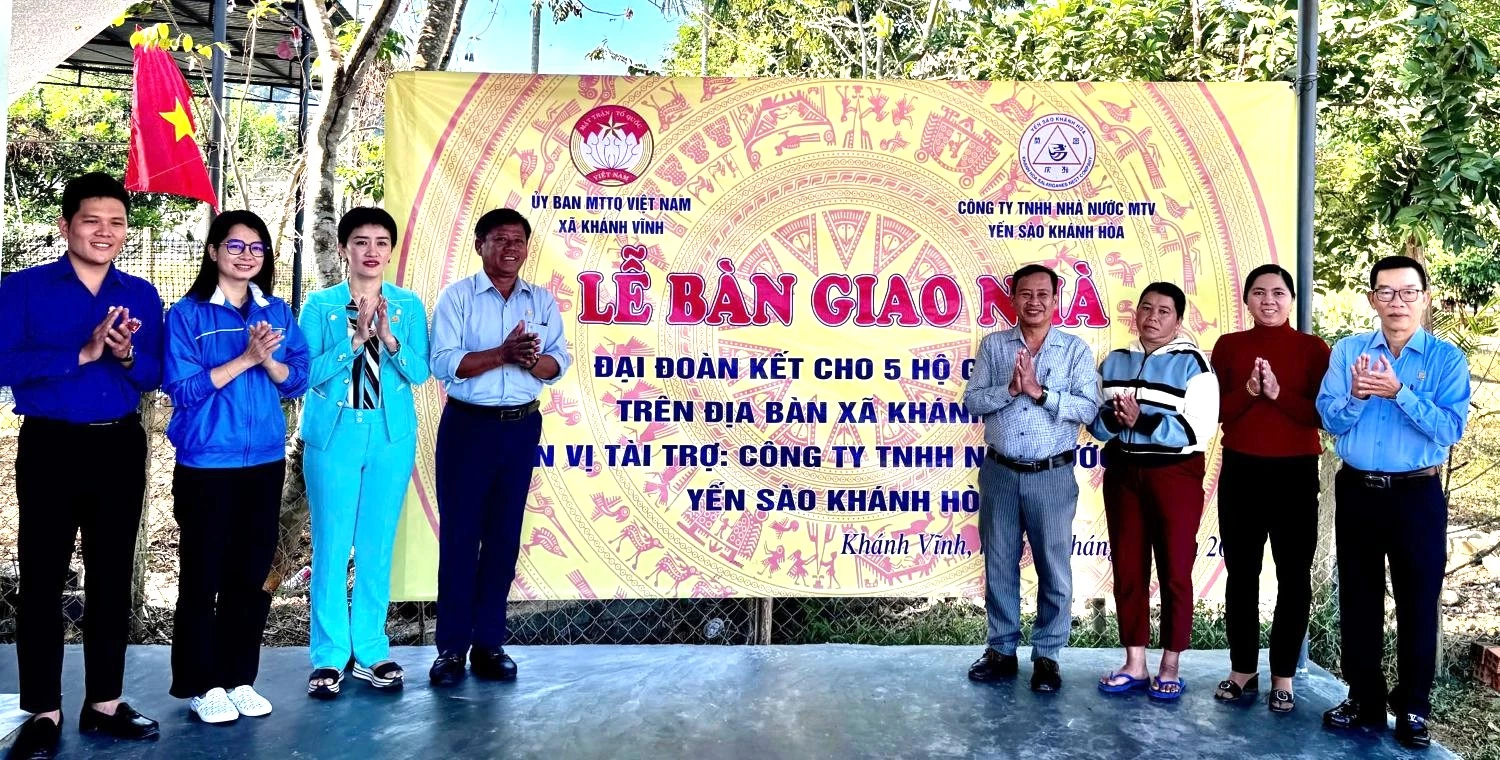 Đại diện Công ty TNHH Nhà nước Một thành viên Yến sào Khánh Hòa và địa phương bàn giao nhà cho người dân.