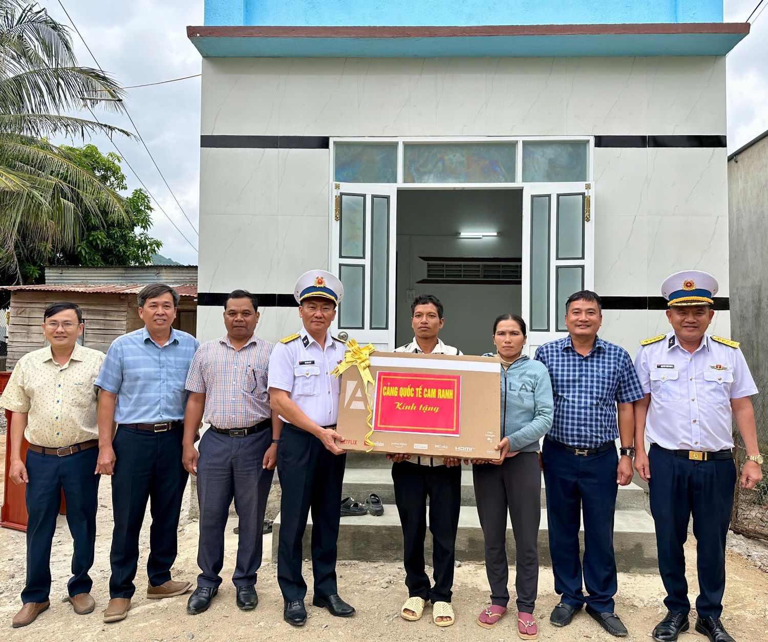 Tổng Công ty Tân Cảng Sài Gòn cùng lãnh đạo địa phương tặng quà cho gia đình ông Mang Quang tại lễ bàn giao nhà Đại đoàn kết.