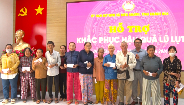 Xã Diên Khánh trao kinh phí hỗ trợ người dân khắc phục hậu quả lũ lụt