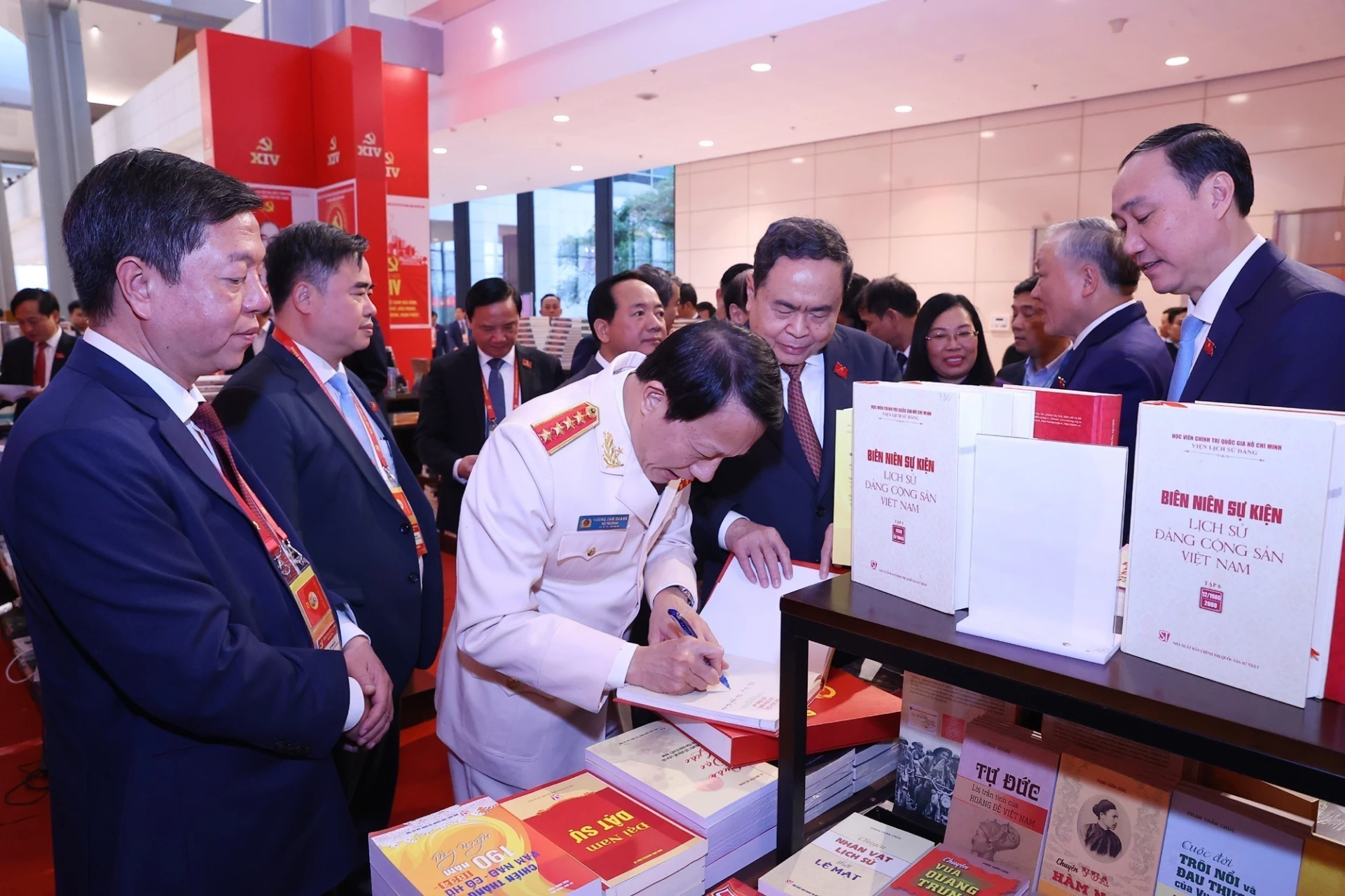 Đại tướng Lương Tam Quang, Ủy viên Bộ Chính trị, Bí thư Đảng ủy Công an Trung ương, Bộ trưởng Bộ Công an ký tặng sách cho Chủ tịch Quốc hội Trần Thanh Mẫn