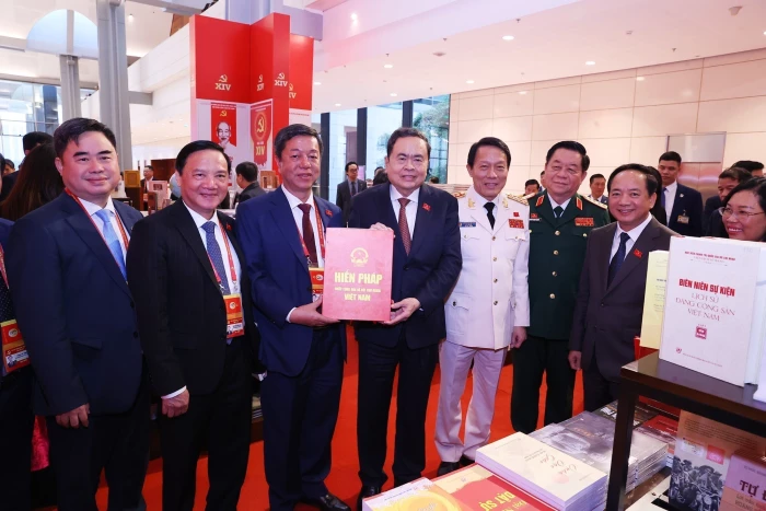 Ấn tượng khu trưng bày sách, báo chào mừng Đại hội XIV của Đảng