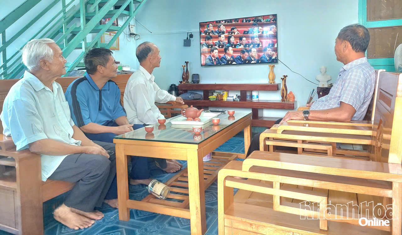 Các cán bộ hưu trí phường Bảo An đón xem phiên bế mạc Đại hội. Ảnh: Hồng Nguyệt.