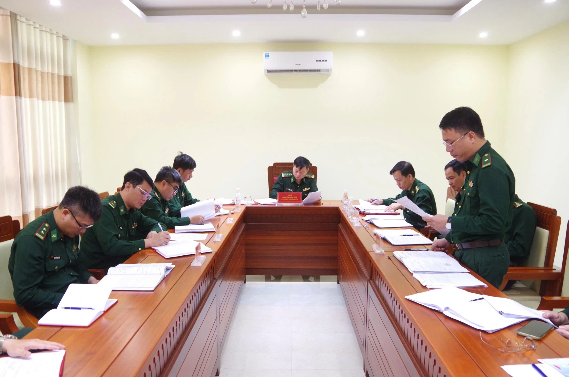 Cơ quan Chính trị báo cáo tiến độ triển khai các hoạt động kỷ niêm 60 năm Ngày thành lập Bộ đội Biên phòng tỉnh Khánh Hòa và Chương trình “Xuân Biên phòng ấm lòng dân bản”.