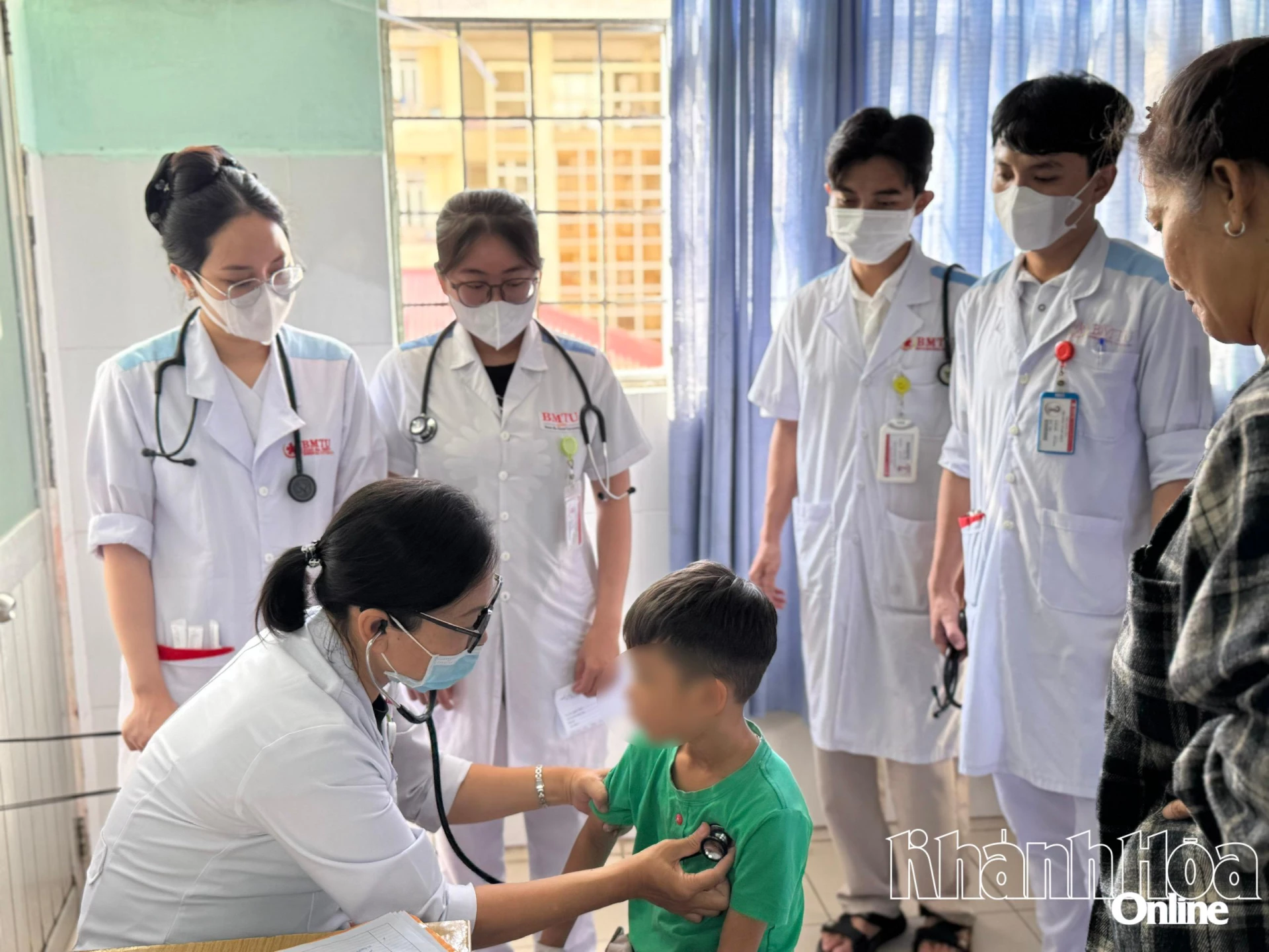 Bác sĩ Khoa Nhi, Bệnh viện Đa khoa Khánh Hòa thăm khám cho bệnh nhi.