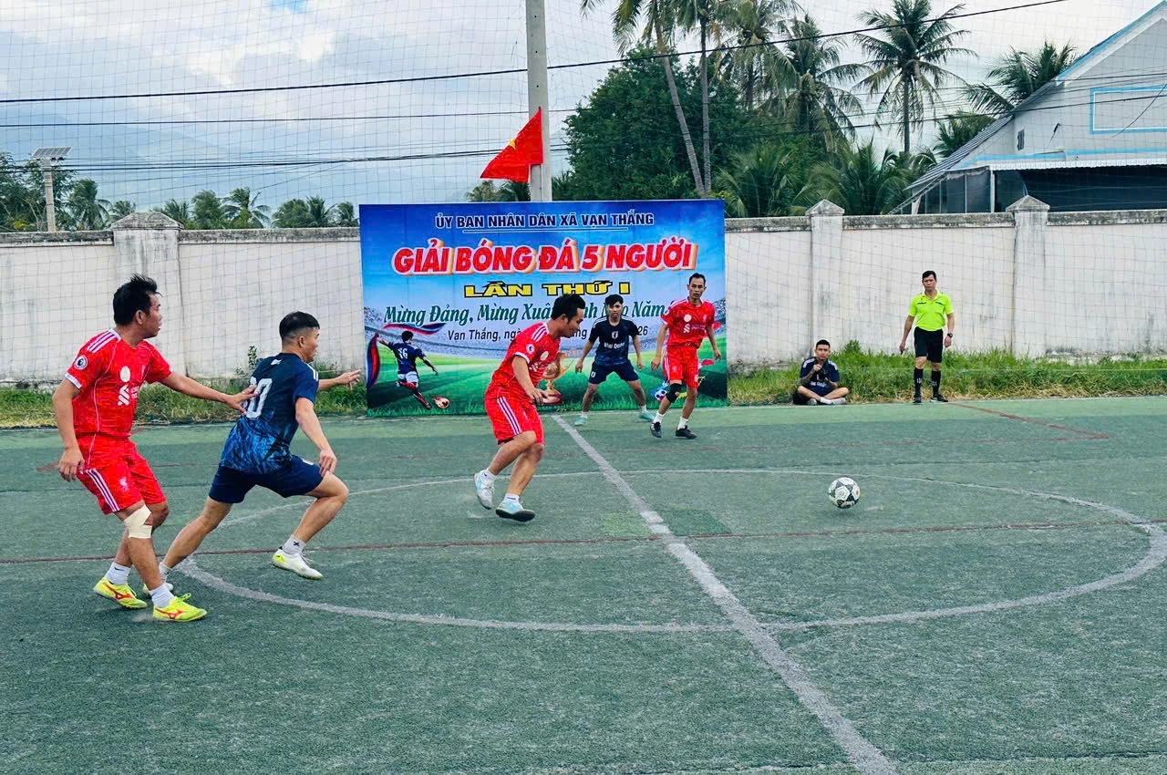 Trận đấu giữa thôn Phú Hội 3 và Phú Hội 1 tại giải.