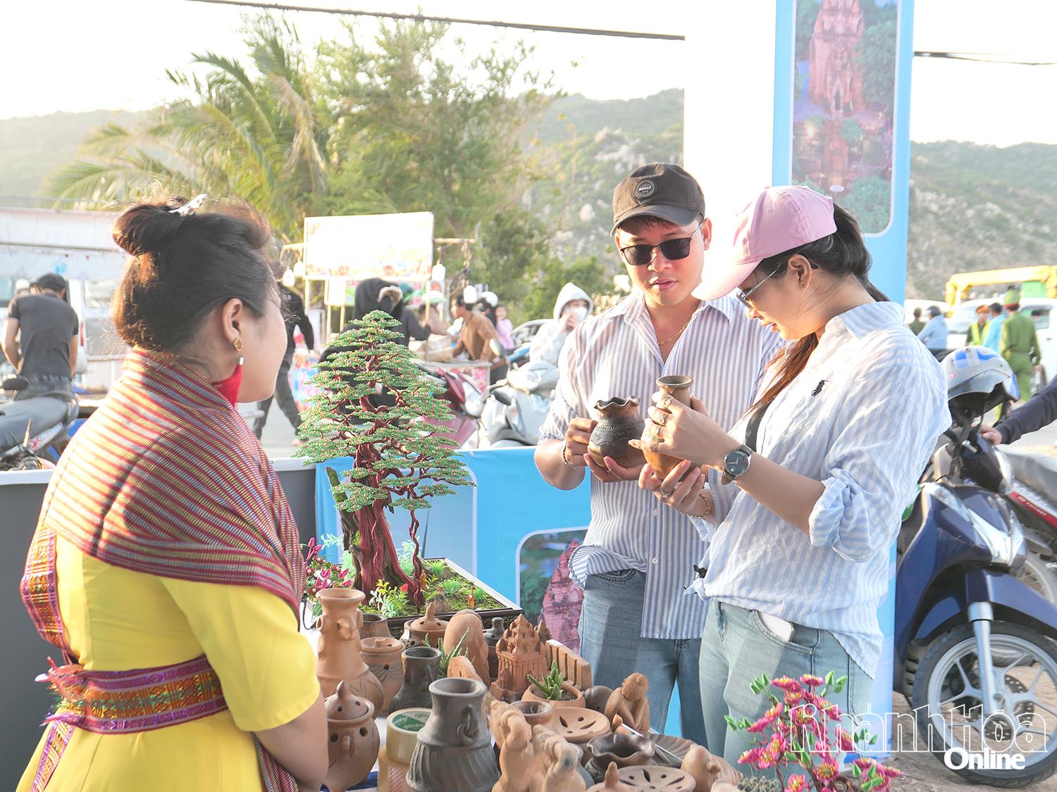 Khách du lịch trong nước tham quan gian hàng thủ công mỹ nghệ.