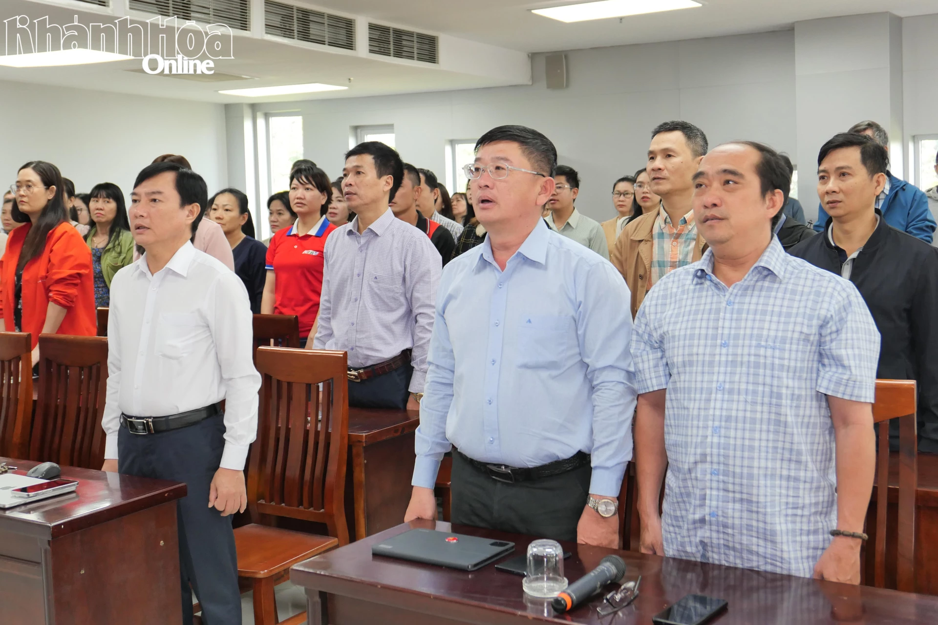 Cán bộ, đảng viên, người lao động Báo và Phát thanh, Truyền hình Khánh Hòa thực hiện nghi lễ chào cờ theo chương trình truyền hình trực tiếp Đại hội lần thứ XIV của Đảng. Ảnh: VƯƠNG MẠNH CƯỜNG