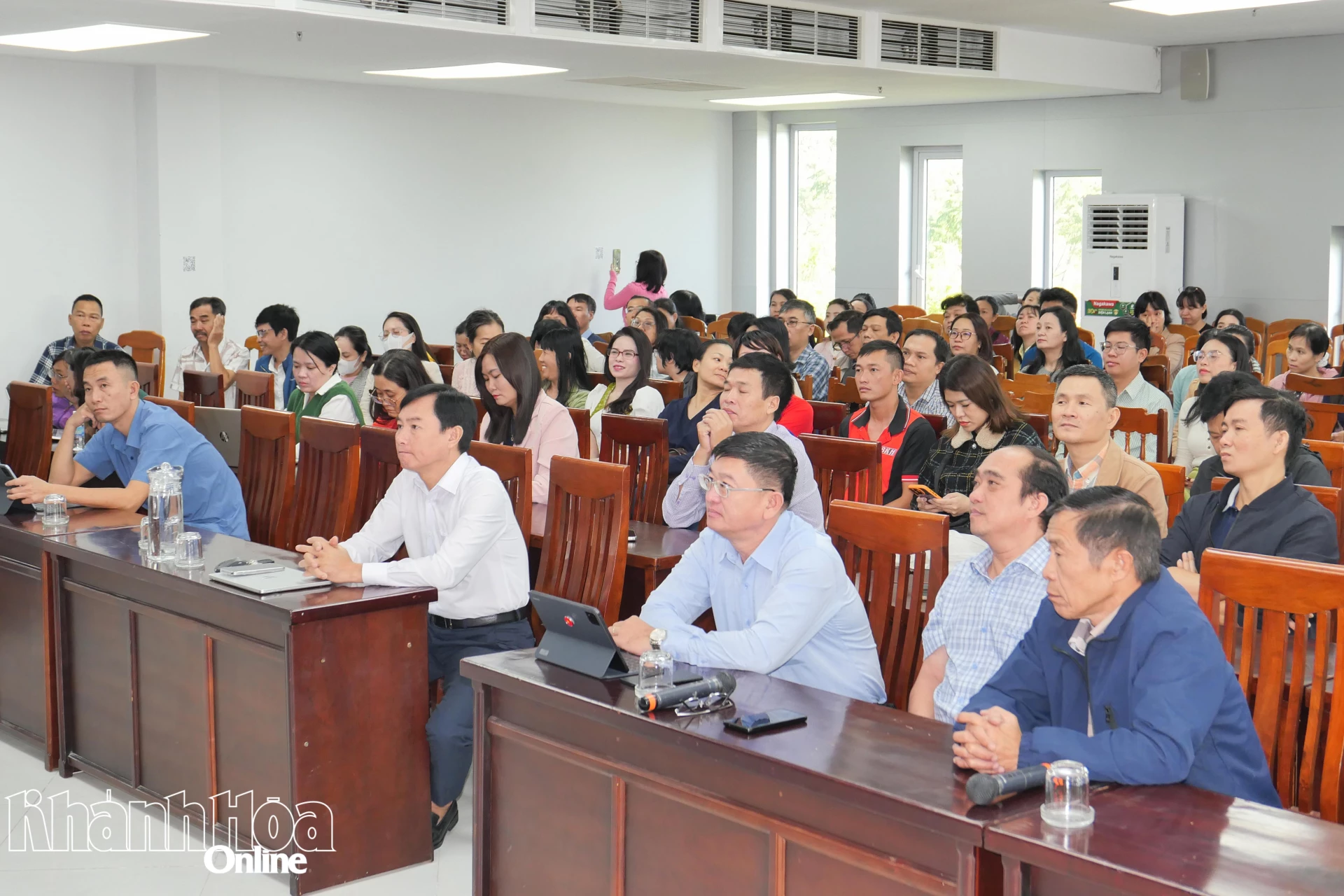 Cán bộ, đảng viên Báo và Phát thanh, Truyền hình Khánh Hòa xem chương trình truyền hình trực tiếp lễ khai mạc Đại hội Đảng. Ảnh: Vương Mạnh Cường.