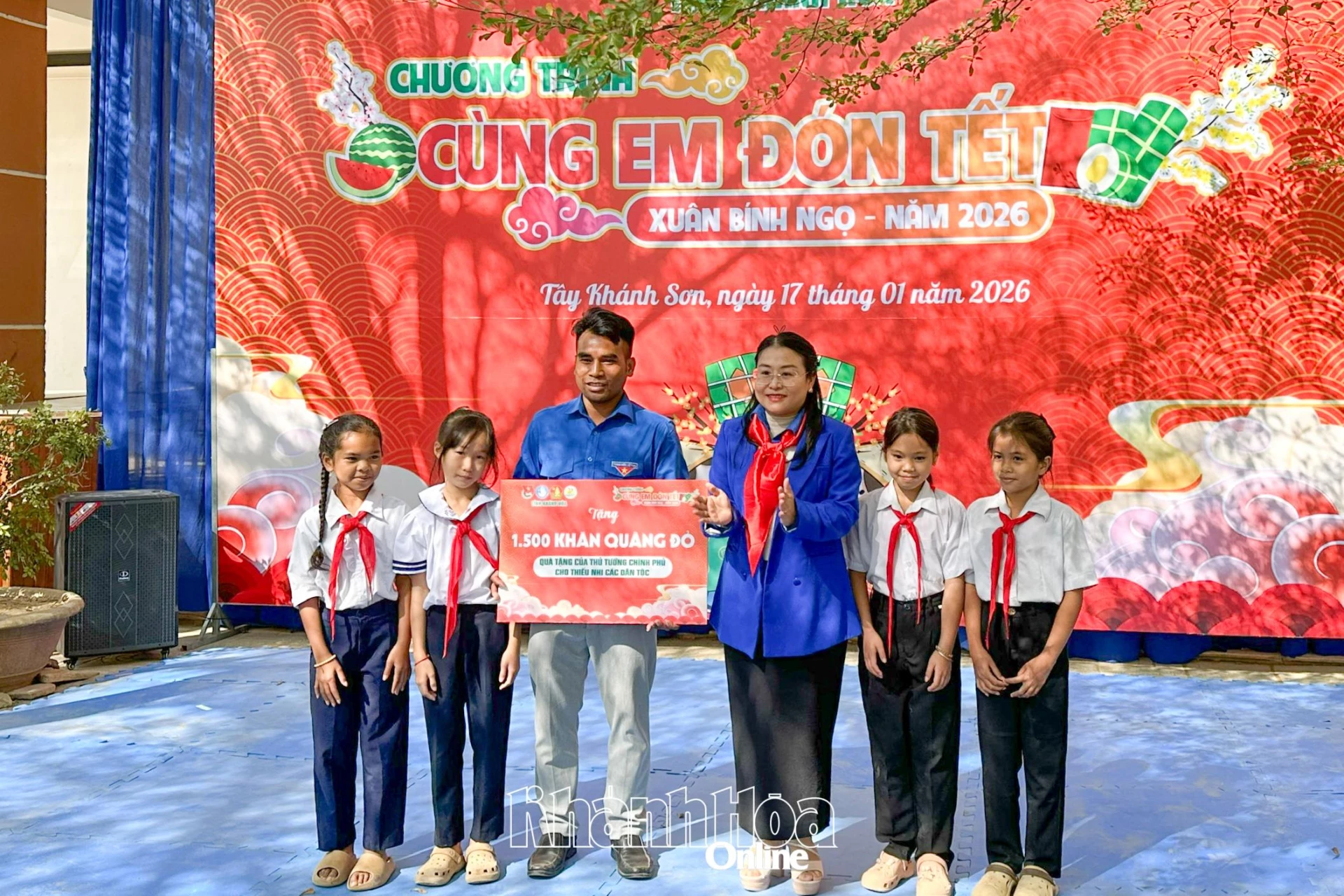 Hội đồng Đội tỉnh trao bảng tượng trưng 1.500 khăn quành đỏ cho Hội đồng Đội xã Tây Khánh Sơn.