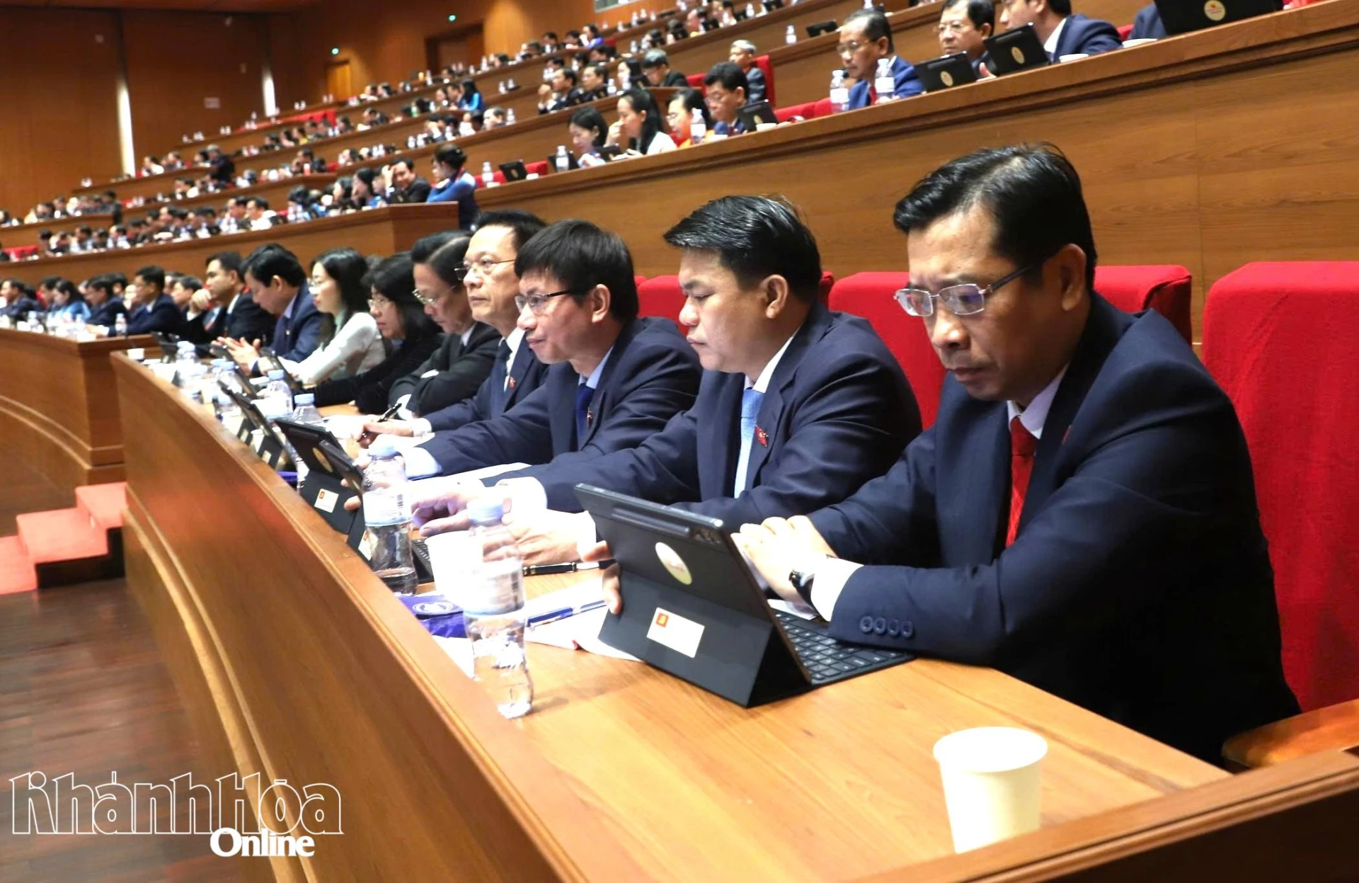 Đoàn đại biểu Đảng bộ tỉnh Khánh Hòa dự phiên thảo luận.