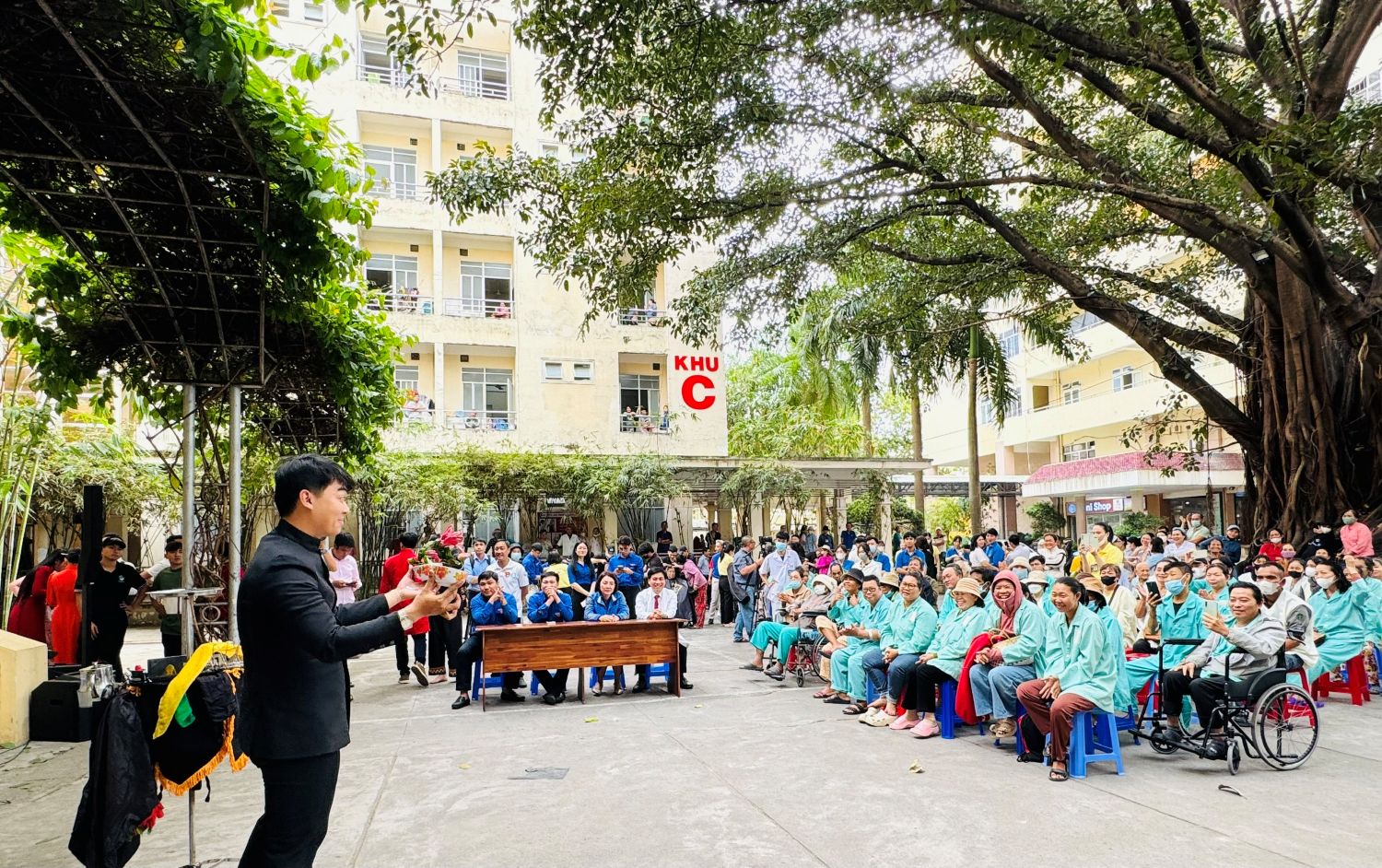 Các bệnh nhân thưởng thức tiết mục ảo thuật tại chương trình.