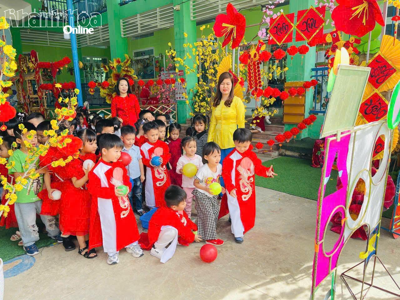 Các cháu chơi ném bóng