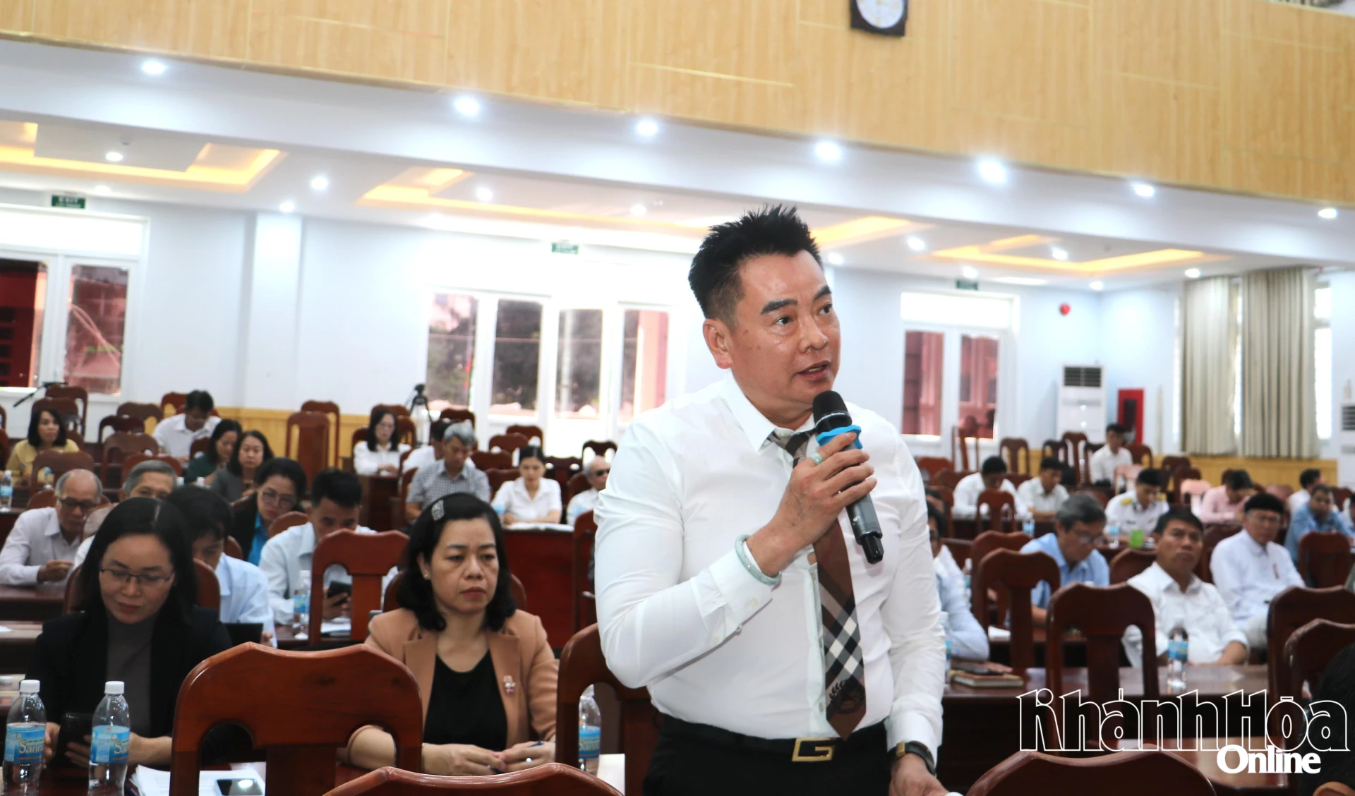 Các đại biểu phát biểu tại hội nghị