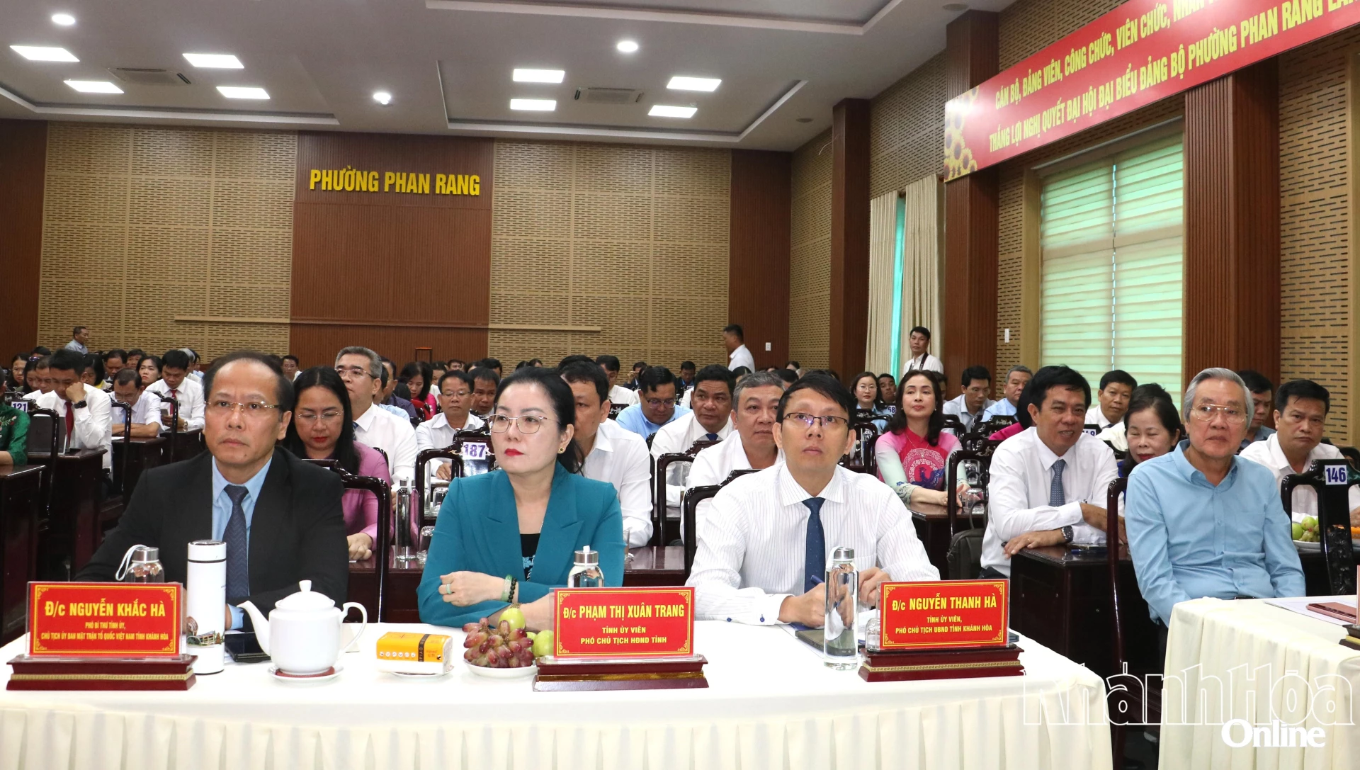 Các đại biểu tham dự hội nghị.