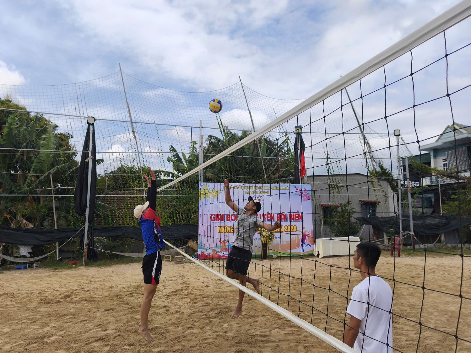 Các đội tranh tài tại giải.