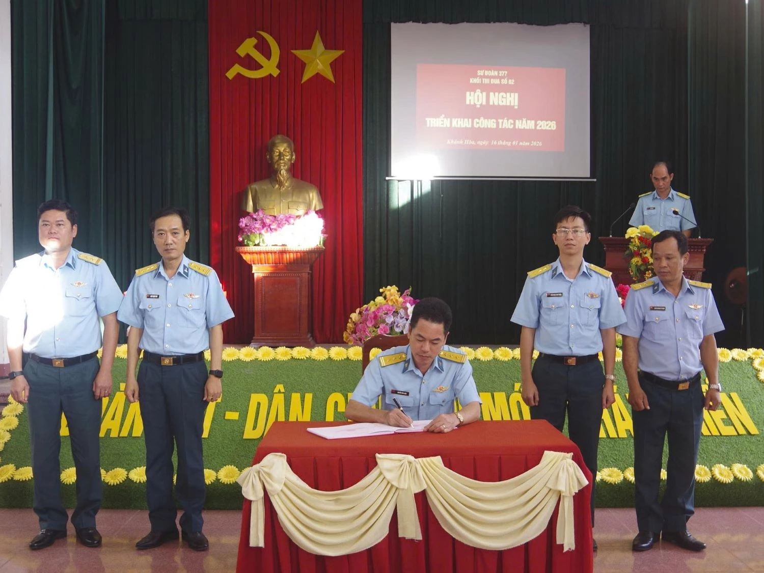 Các đơn vị ký kết giao ước thi đua.