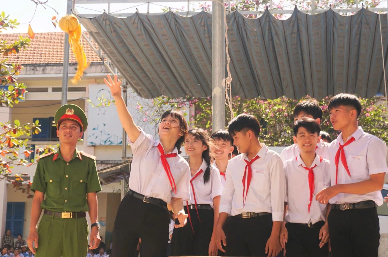 Các em học sinh tham gia trò chơi ném còn.