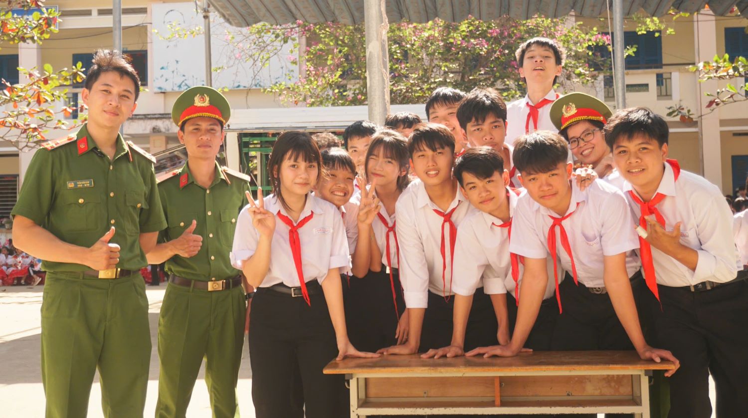 Chụp ảnh lưu niệm với Phòng Cảnh sát thi hành án hình sự và hỗ trợ tư pháp Công an tỉnh Khánh Hòa.