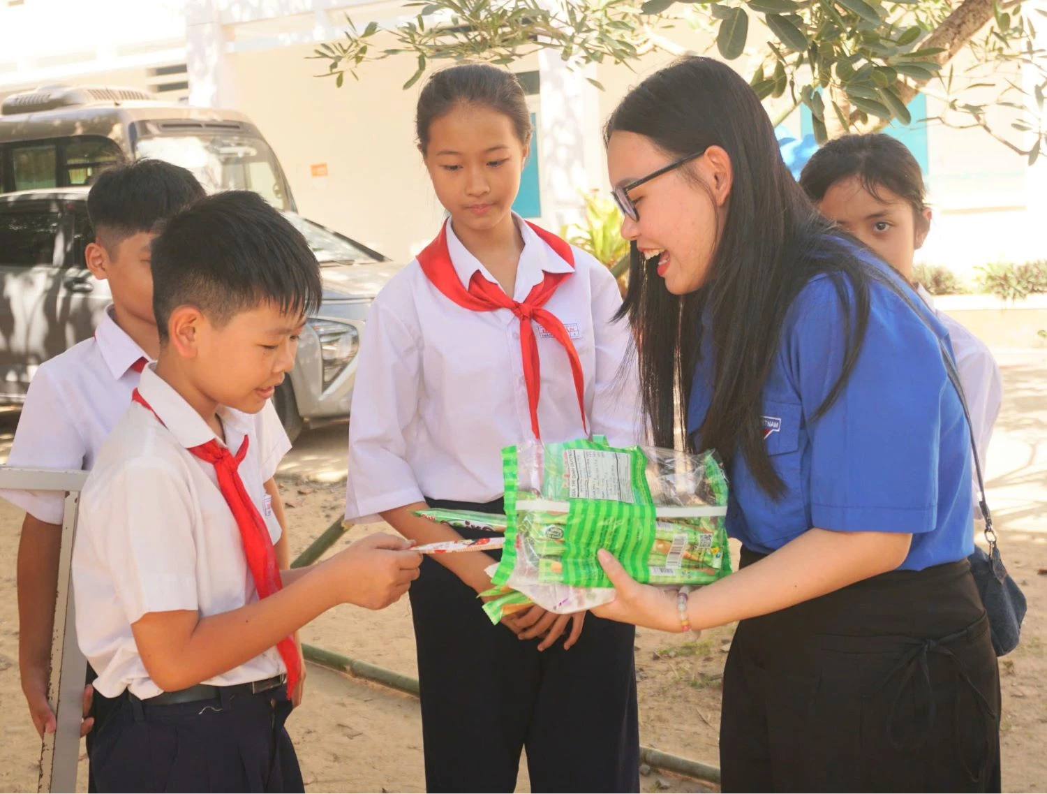 Các em học sinh phấn khởi được nhận bánh sau các trò chơi.