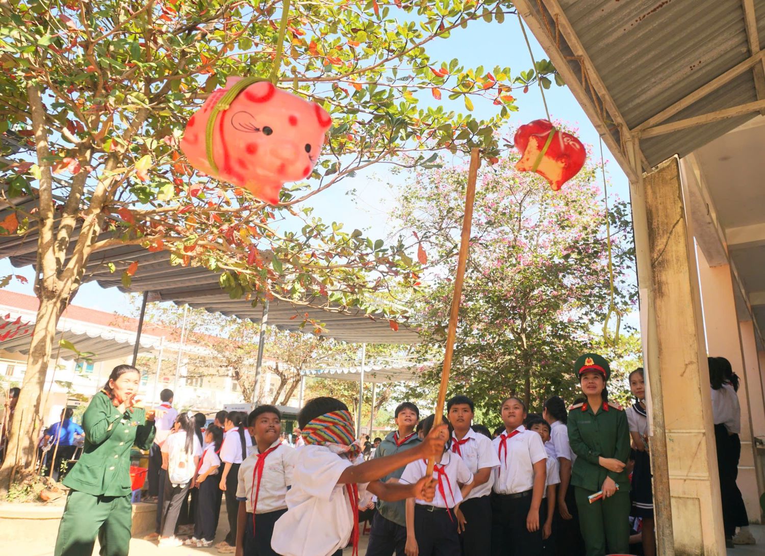 Các em tham gia trò chơi đập heo đất.