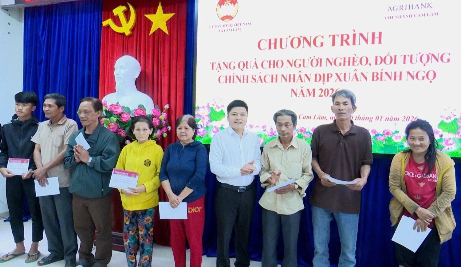 Lãnh đạo Agribank chi nhánh Cam Lâm trao quà cho các hộ dân.