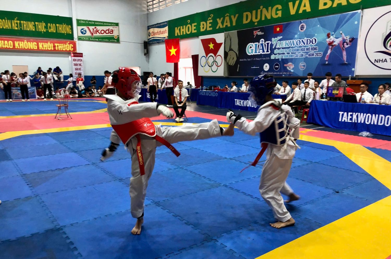 Các võ sinh thi đấu đối kháng.