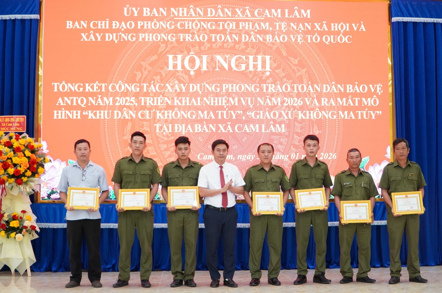 Lãnh đạo UBND xã Cam Lâm trao giấy khen cho các tập thể.