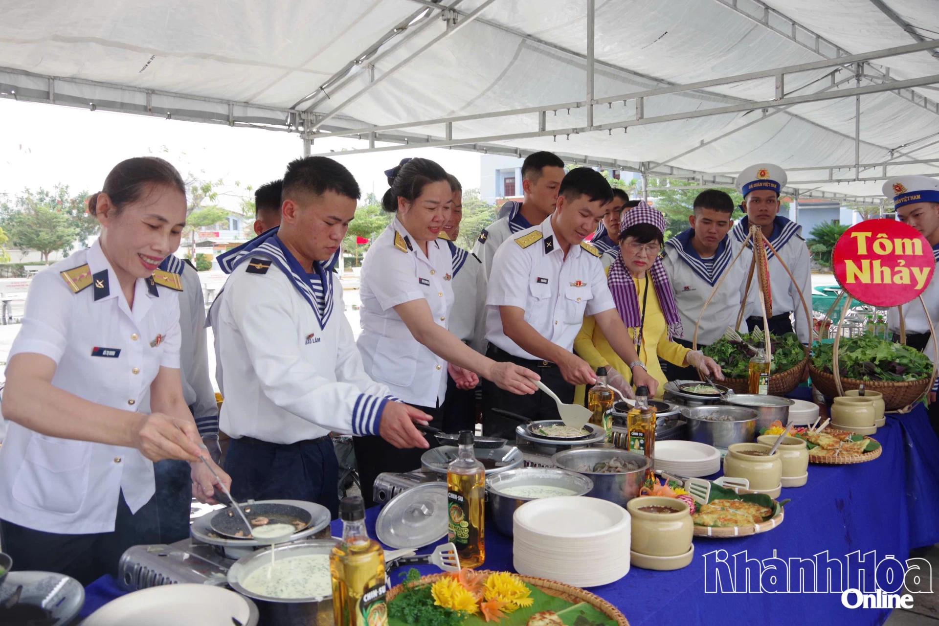 Cán bộ, chiến sĩ Lữ đoàn giao lưu nấu ăn với đầu bếp của công ty