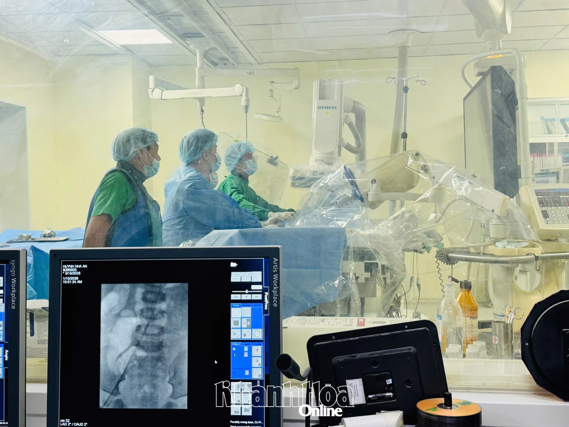 Các chuyên gia đang thực hiện ca can thiệp tim bẩm sinh.