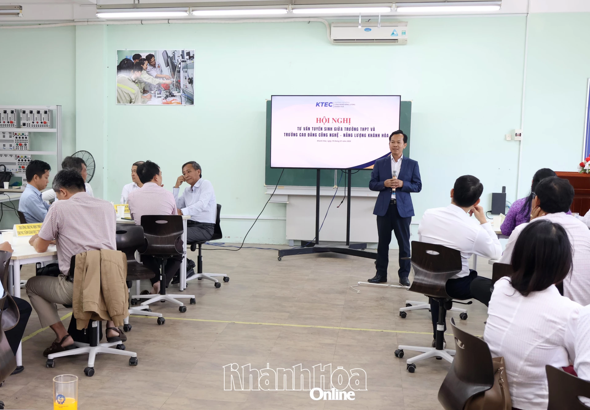 Lãnh đạo Trường Cao đẳng Công nghệ - Năng lượng Khánh Hòa phát biểu khai mạc hội nghị.