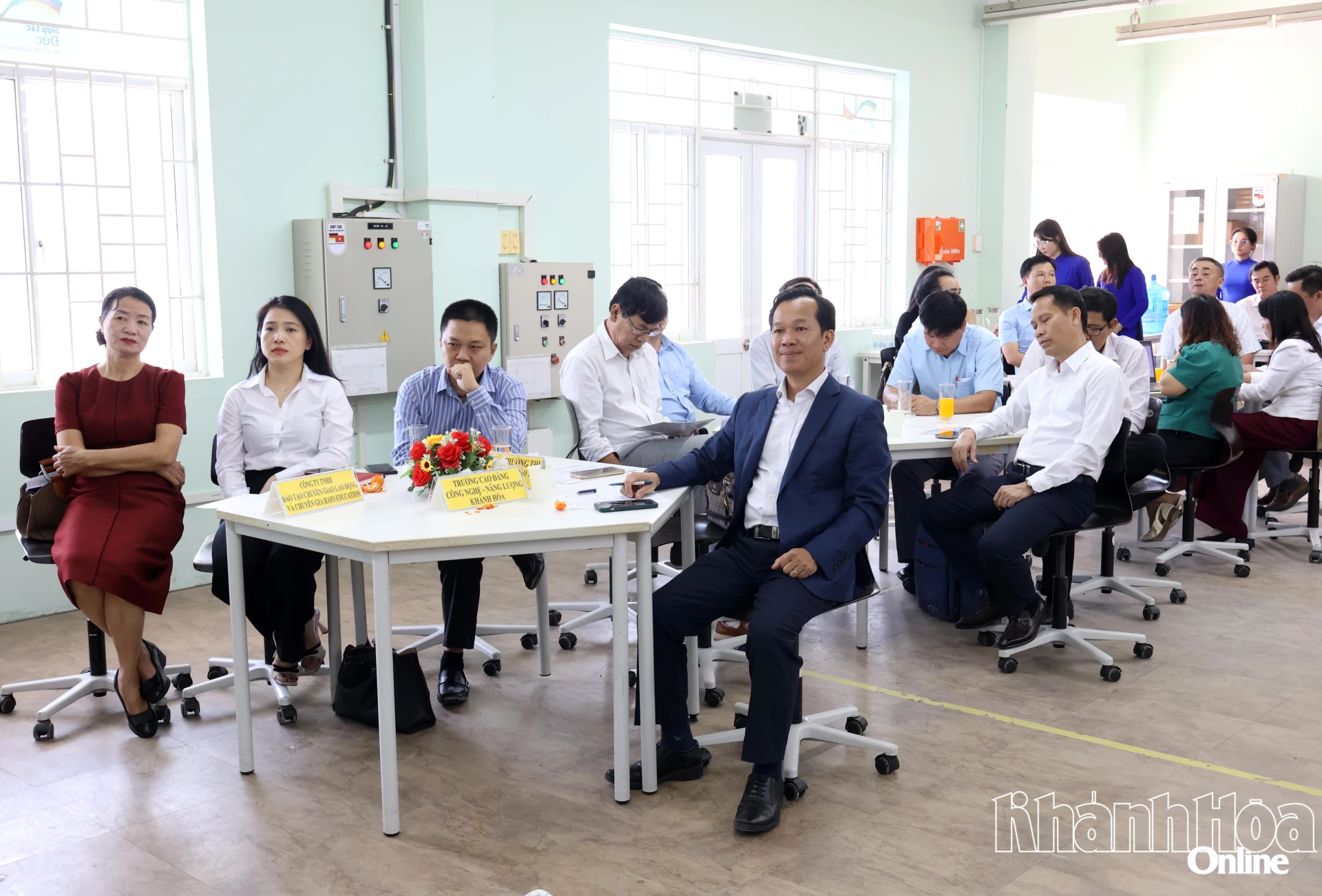 Các đại biểu tham gia hội nghị.