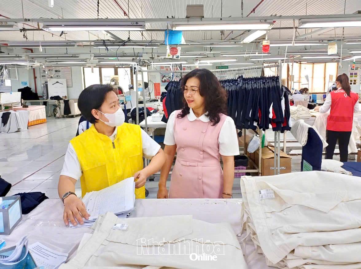 Lãnh đạo Công đoàn phường Đông Hải thăm hỏi, động viên đoàn viên, người lao động.