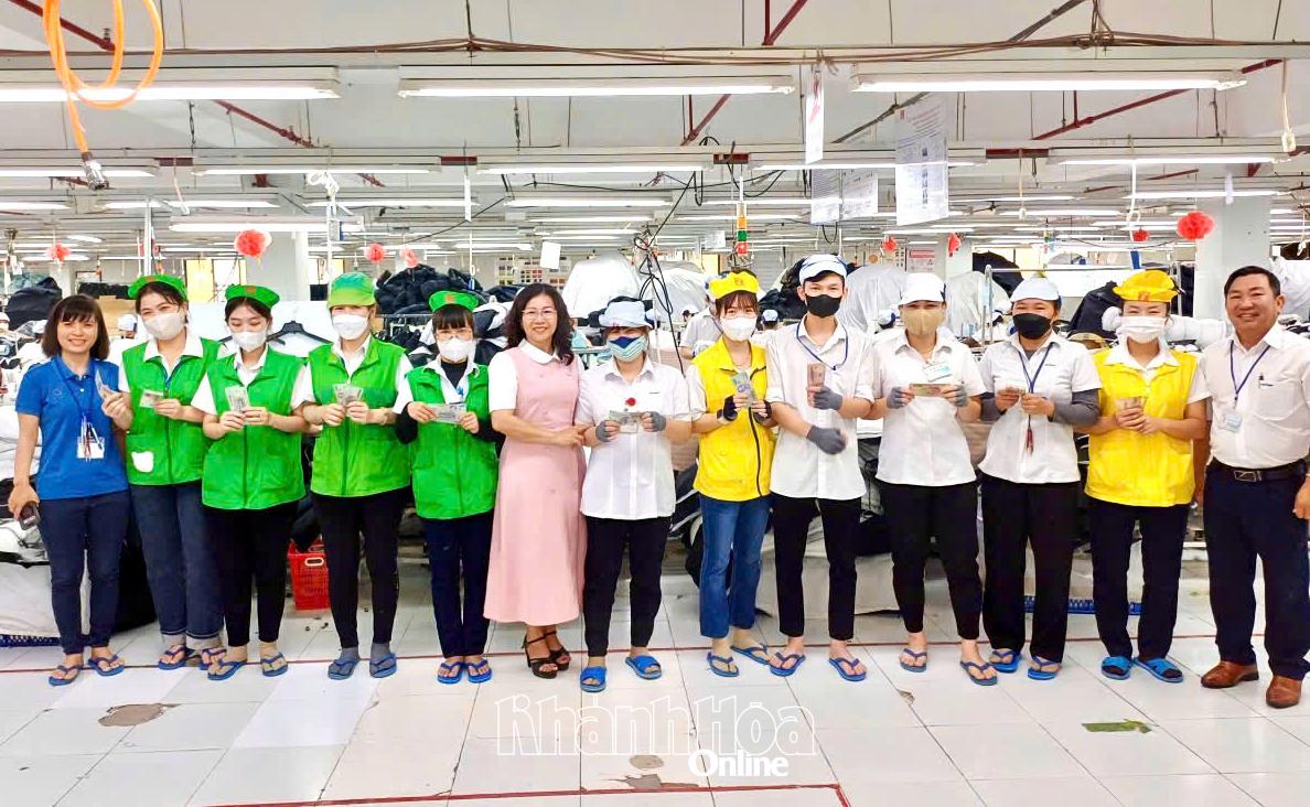 Lãnh đạo Công đoàn phường Đông Hải trao quà cho các đoàn viên, người lao động.