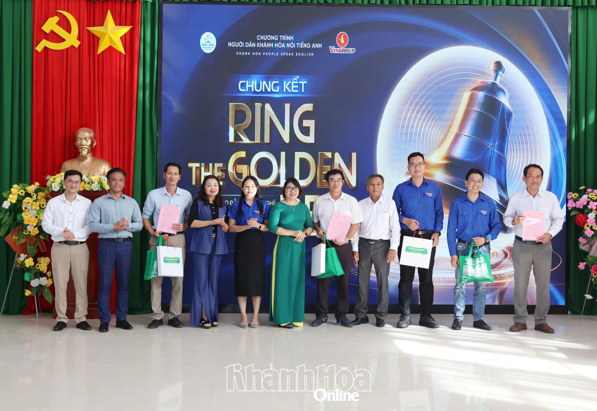 Ban tổ chức trao quyết định và tặng quà chúc mừng 3 câu lạc bộ tiếng Anh của Trường Cao đẳng Công nghệ - Năng lượng Khánh Hòa.