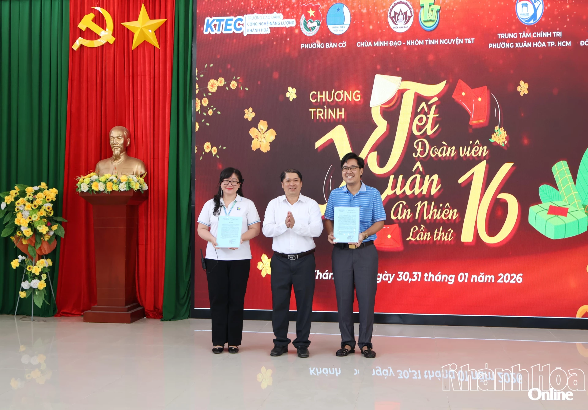 Lãnh đạo Trường Cao đẳng Công nghệ - Năng lượng Khánh Hòa trao Thư cảm ơn  các đơn vị tài trợ.