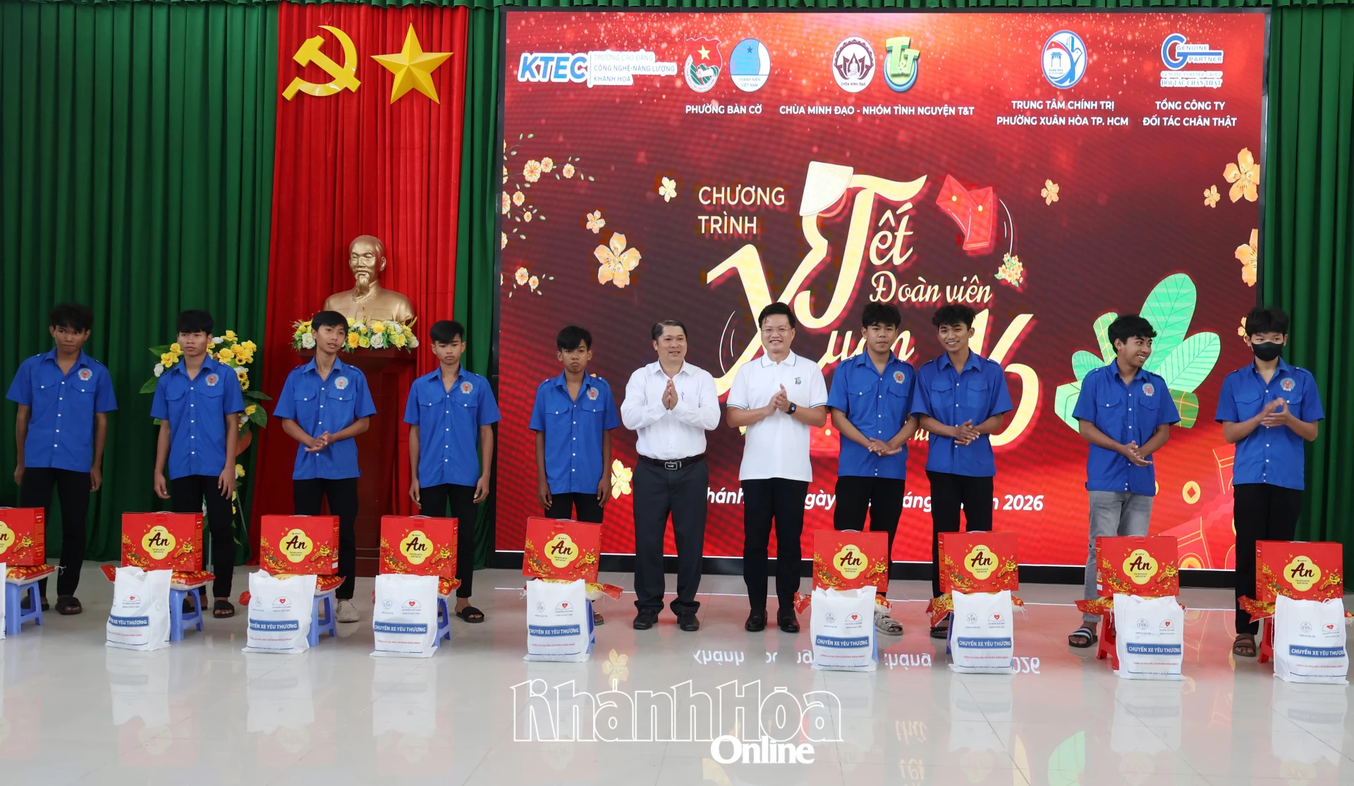 Ban tổ chức trao quà cho các học sinh, sinh viên.